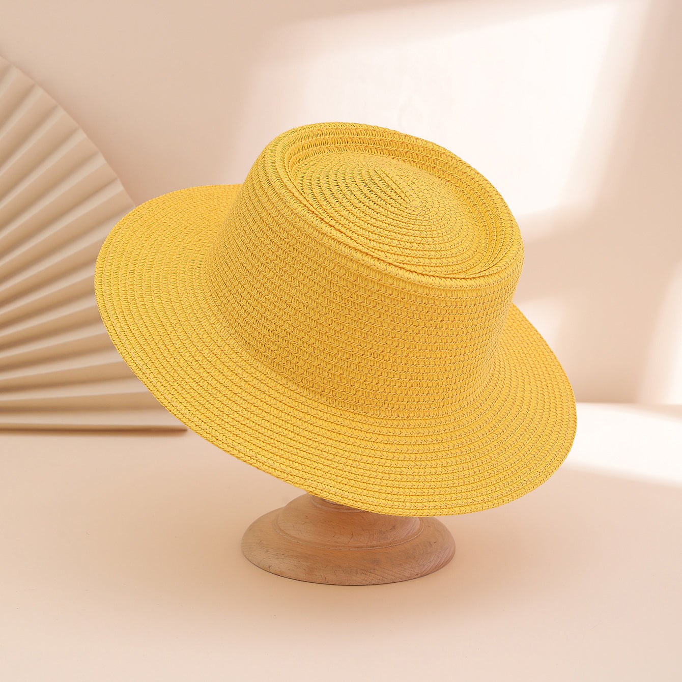 A Stylish And Versatile Sun Hat For Ladies, Featuring A Solid Color Broad Brim And Foldable Concave Top. Perfect For Outdoor Travel, Beach Vacations.